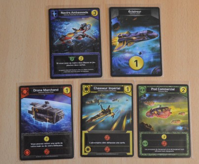 Un exemple de cartes posées à la fin d'un tour. Notez l'amateurisme du joueur qui se retrouve avec 4 couleurs différentes et un vaisseau sans couleur. Les combos ? Connais pas....